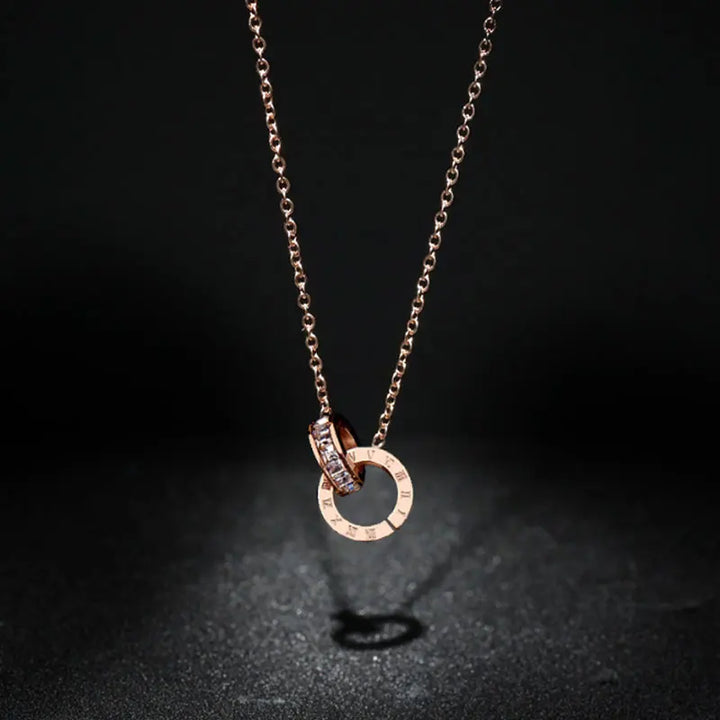 CYNTHIA™ – Collana con Charm in Numeri Romani