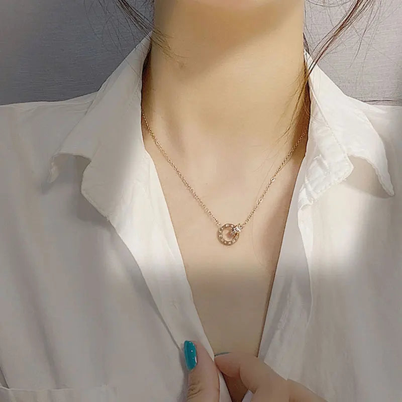 CYNTHIA™ – Collana con Charm in Numeri Romani
