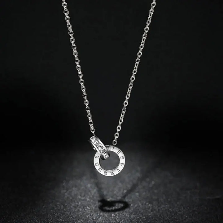 CYNTHIA™ – Collana con Charm in Numeri Romani
