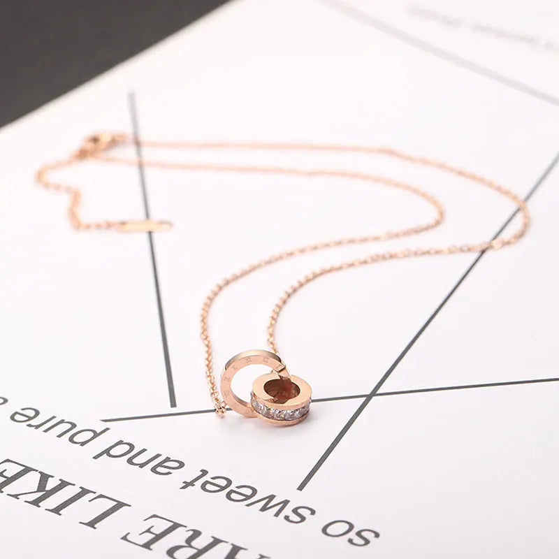 CYNTHIA™ – Collana con Charm in Numeri Romani