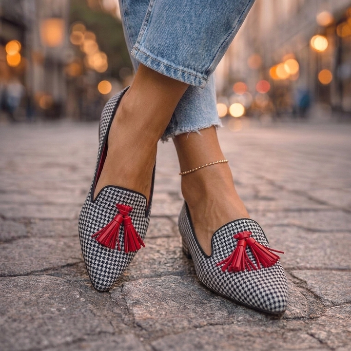 Evelina | Ballerine a punta con nappine