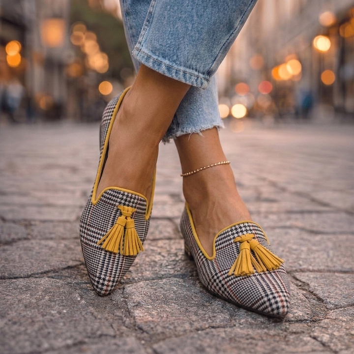 Evelina | Ballerine a punta con nappine